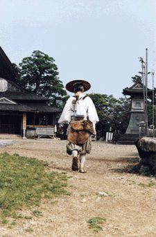 A) Sylvain durant l’ascèse de la marche quotidienne durant sa retraite de 100 jours dans la caverne de Shô : 8 heures 30 arrivée au monastère du Mt Sanjo.</p />
</p><p>B) Le sanctuaire Shugendo du dieu de la pluie du village de Yoshino : Le dieu Katté Daimyojin. Architecture typique du shugendo : Gongen-zukuri