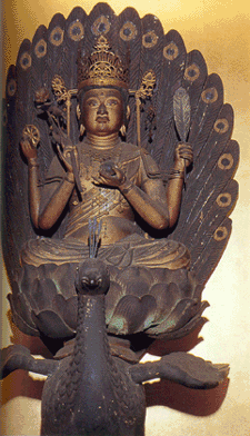 La statue de Gokki, l’un des disciples d’En-no-gyoja, au temple Ryusenji du village de Dorogawa, et la statue du Dieu-Roi des Paons : Kujaku Myô, maîtres des formules magiques.