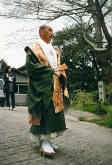 Le supérieur du temple Kizoin : le révérend Nakai Kyozen exécutant une cérémonie du feu et lors d’une procession en tenue de cérémonie.